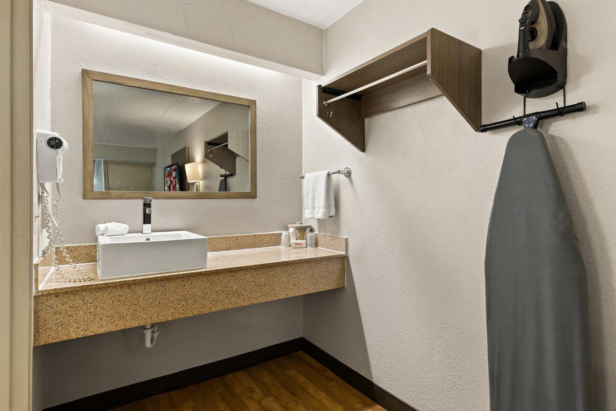 Red Roof Inn Cleveland - Independence Dış mekan fotoğraf